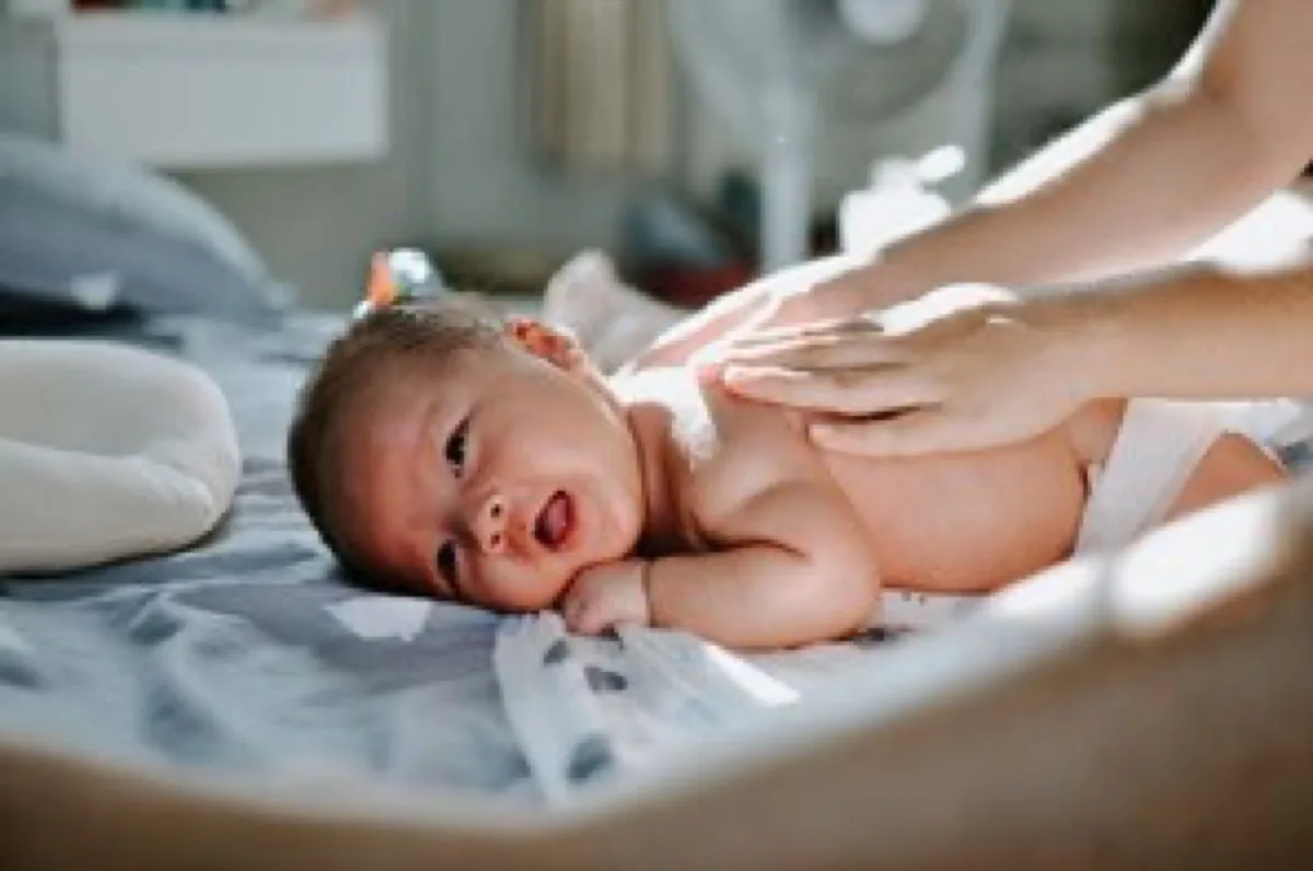Minyak Urut Bayi: Panduan Lengkap Untuk Ibu Bapa